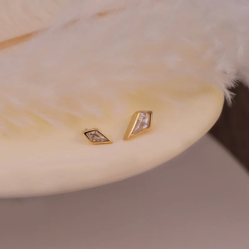 14K Solid Gold Diamond-Cut Kite Stud Earring