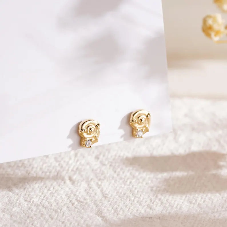 14K Gold Shell Cartilage & Tragus Stud