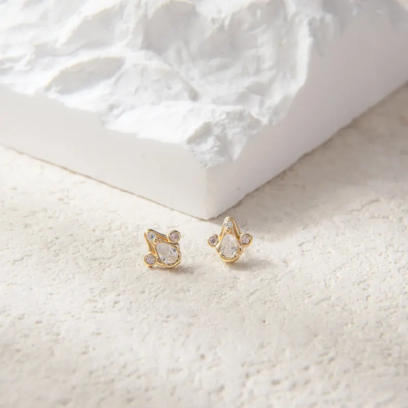 14K Gold Teardrop Cluster Cartilage Stud
