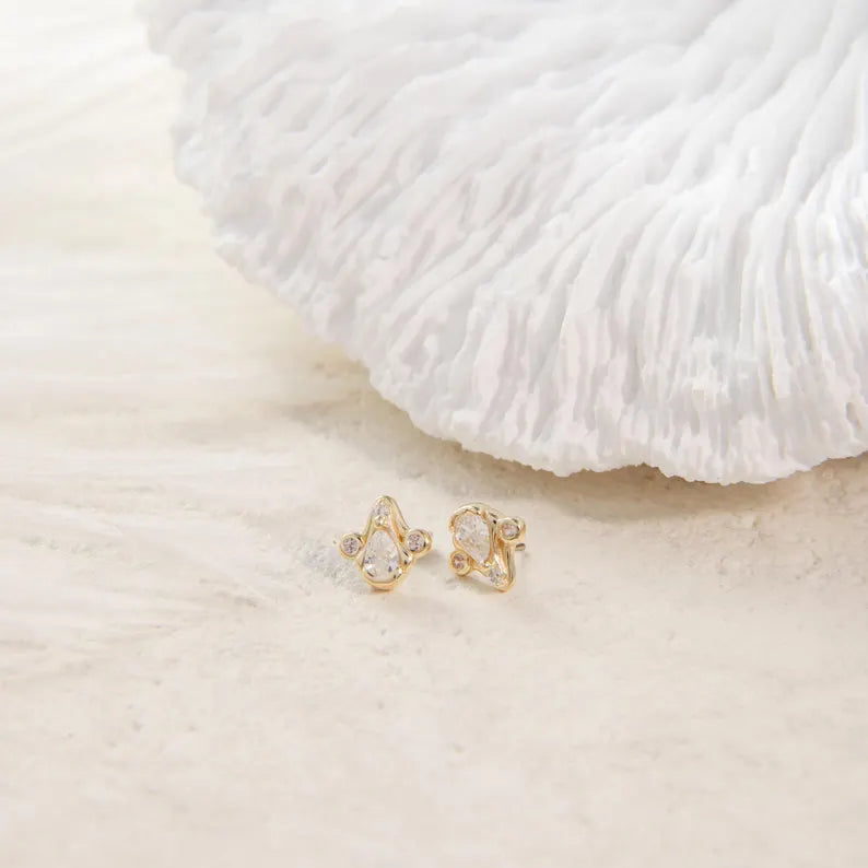 14K Gold Teardrop Cluster Cartilage Stud