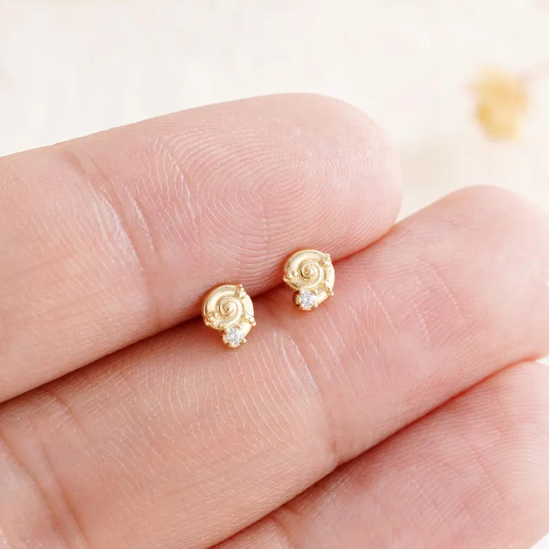 14K Gold Shell Cartilage & Tragus Stud